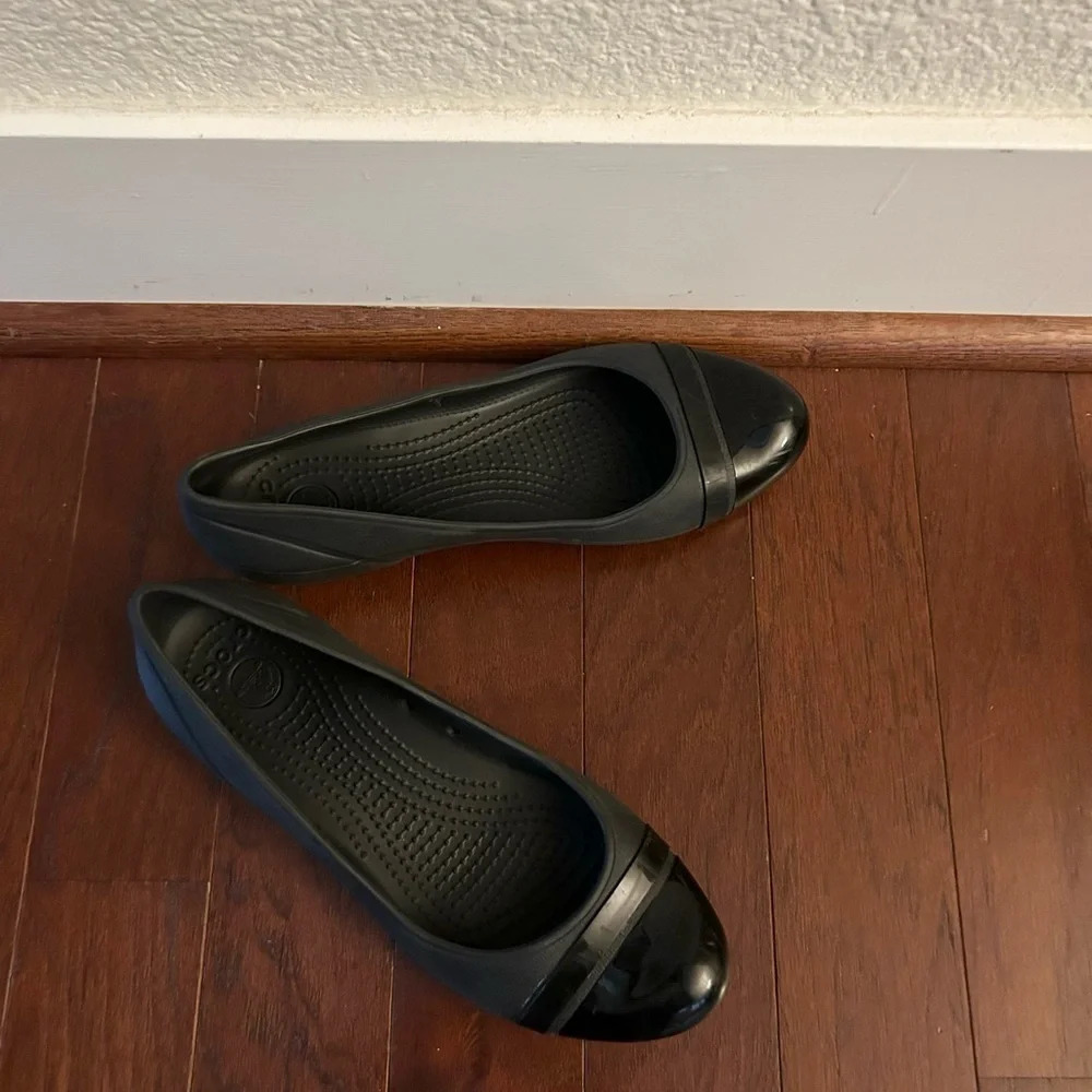 Womens Crocs Black Patent Cap Toe Ballet Flat Slip On Shoes Sz 8 Like New - Picture 3 of 8